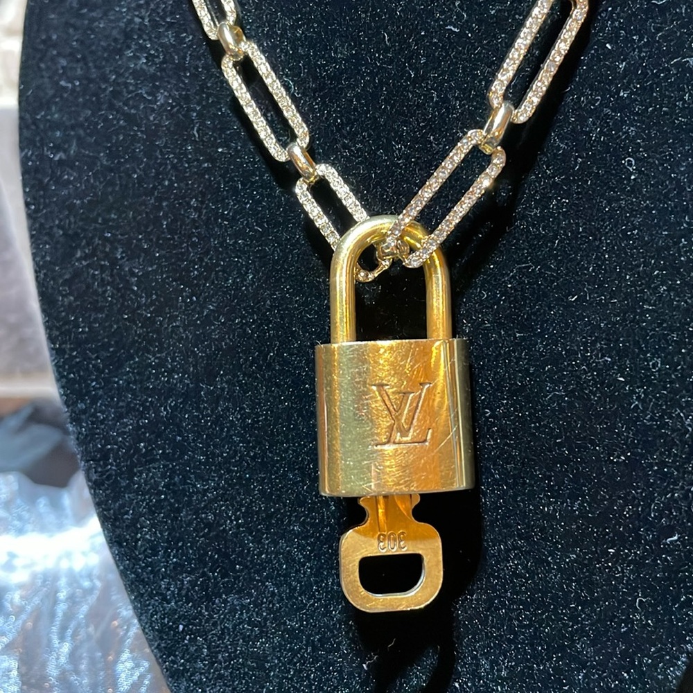 EUC LV 🔐 303 lock and key comes with a gold unbranded chain with crystals